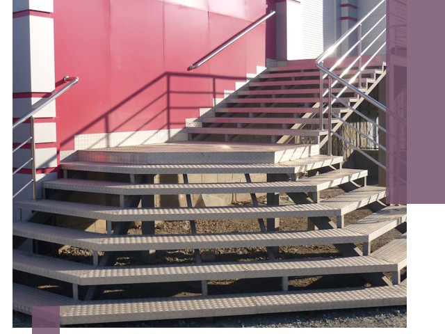 Лестницы для магазина в Ялте — изготовление и монтаж