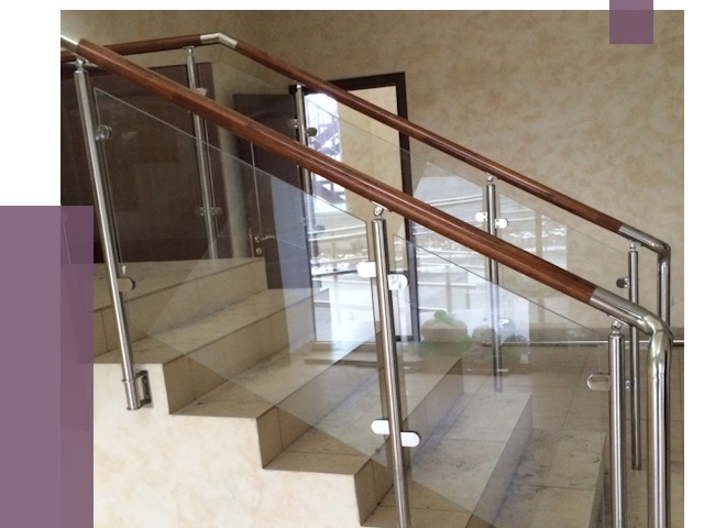 Комбинированные перила из металла и дерева в Ялте