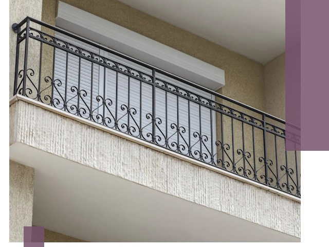 Балконные ограждения из металла и стекла в Ялте для домов