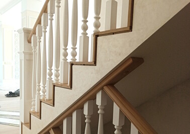 Лестница на второй этаж в коттедже под ключ